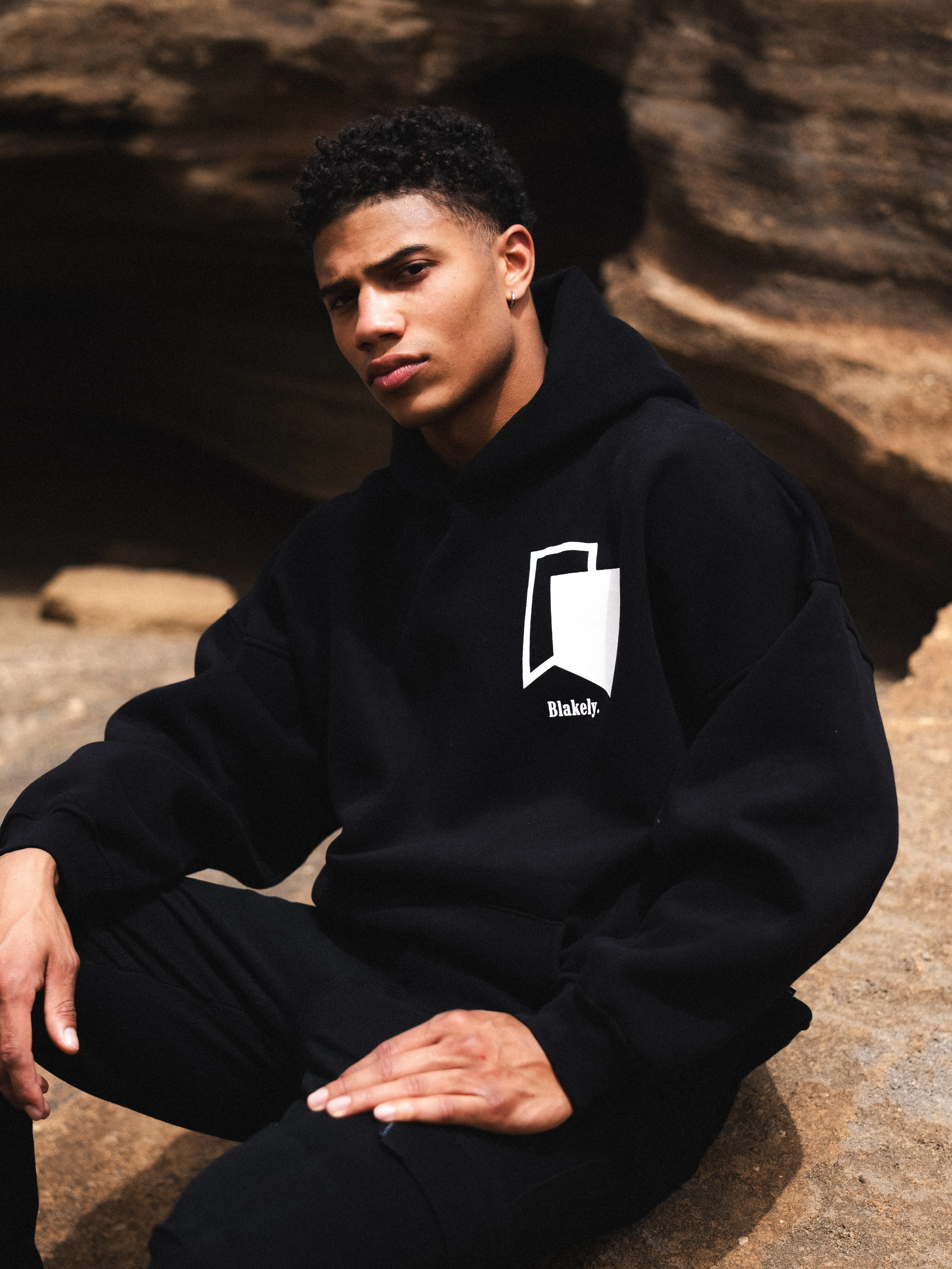 Revolve Relaxed Hoodie - Black - Prinboxs